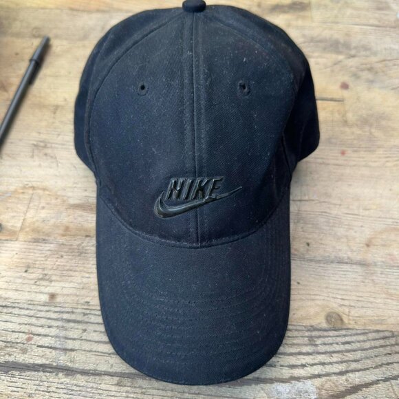 Nike Other - VTG Nike Puff Print Nike Swoosh logo Strapback in black